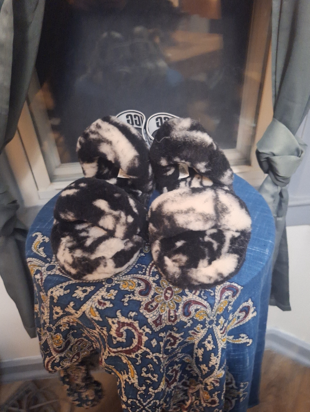 Nwot Ugg Oh Yeah Black And Cream Marble Slides